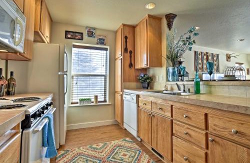Ennis House | Walk to Main St! Ennis Townhome with Balcony