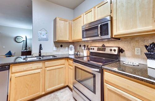 Camelback East Condo | Walk to Papago Park: Central Condo w/Resort Perks