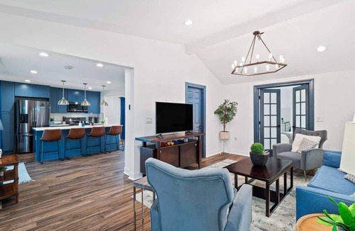 Detroit - Shoreway House | Walkable Gordon Square - Sleeps 8 - 3BR