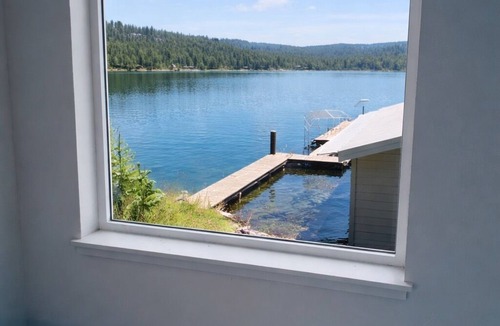 Nordman Cabin | Waterfront 180 Degree Views-5 feet from the water! 4-bed 3 bath cabin!