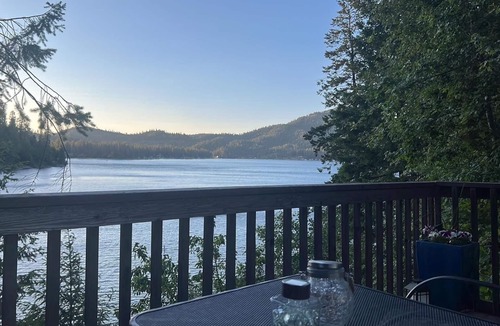 Loon Lake Cabin | Waterfront Cabin on Cedar Bay at Deer Lake.