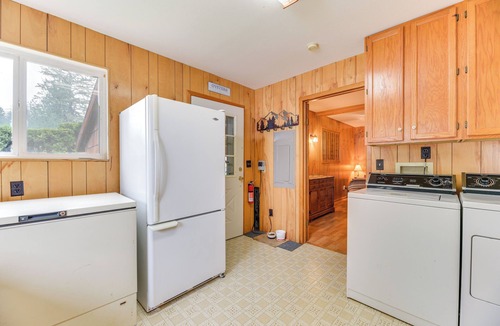 Grapeview Cabin | Waterfront Grapeview Escape w/Boat Dock & Views!