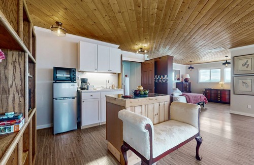 Clinton Apartment | Waterfront studio cottage with stunning views