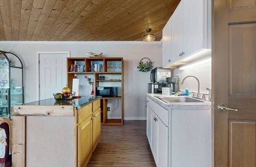 Clinton Apartment | Waterfront studio cottage with stunning views