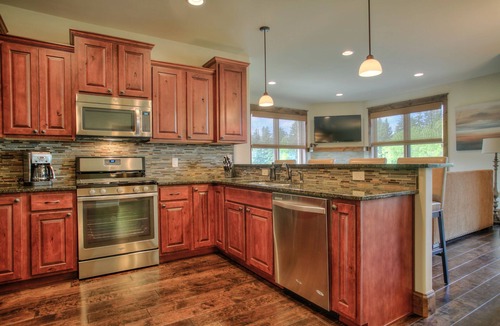 Bozeman Condo | Welcome to the Bozeman Treehouse on Main Street - private heated garage