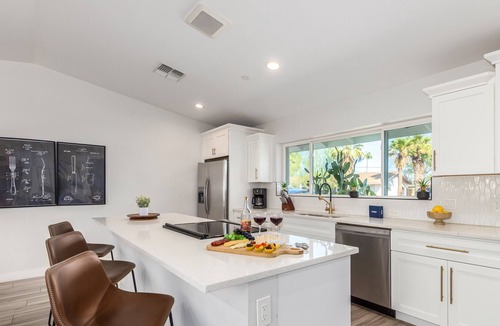 Entertainment District House | WESTERN SAGUARO - WALK TO ENTERTAINMENT DISTRICT!