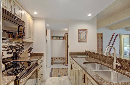 East Village at Copper Condo | Wheeler House Spacious East Village Condo, Easy Walk to Super Bee - WH104 by Redawning
