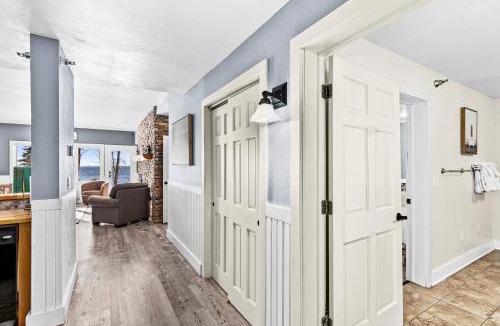 Two Harbors Apartment | Whispering Pines Lake Views 1BR King Suite