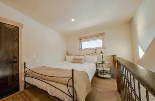 Eureka House | Wilderness Club Nest - Modern Cabin Retreat for 9 with Hot Tub