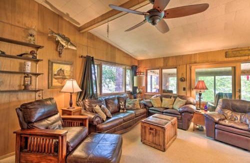 South Haven House | Year-Round Waterfront Getaway: Lake Access + Dock!