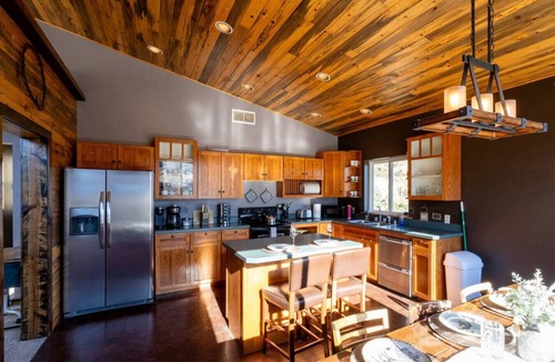 Gardiner Cabin | Yellowstone Entrance 5 miles, 2 beds, slps up to 8