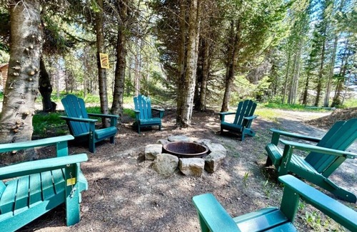Island Park Cabin | Yellowstone's Cozy Authentic Log Cabin 3 Bathrooms