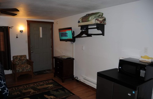 West Yellowstone Apartment | Yellowstone Studio # 4. Just One Mile From Yellowstone's Main Entrance