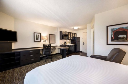 Golden Hotel | Your Home Away From Home! Pet-Friendly Stay with Kitchenette!