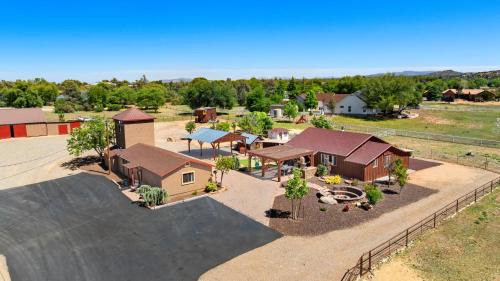 Williamson House | Zebra Ranch 16-guest Compound Mtn Vuspapkl Bal