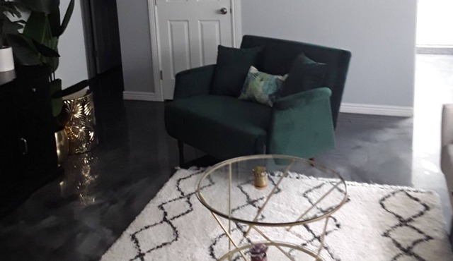 10 mins from city life!!! 2 king size beds...free WIFI