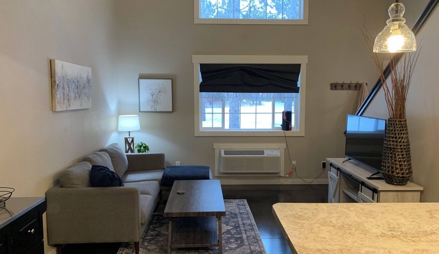2-bed townhome, Cal King Bed, Desk area, Quiet, Excellent WiFi and AC
