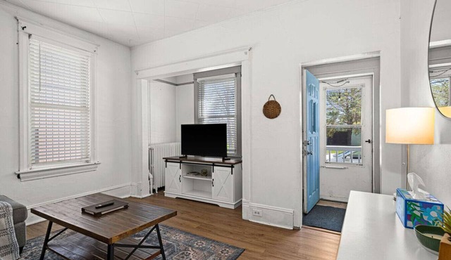 2BR Near Duluth + Walk to Tower Ave + Free Parking