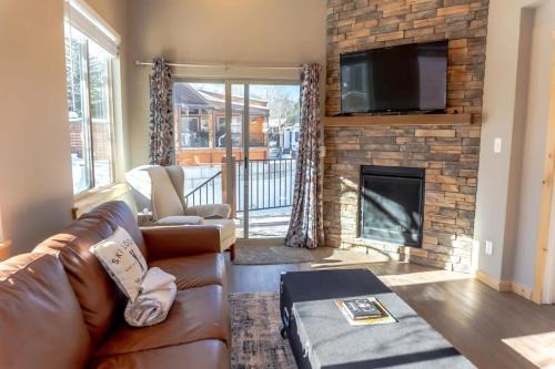 2BR Riverside Chalet Near Trails