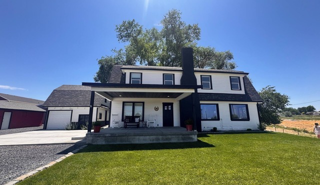3 Acre Modern Farmhouse with 5 Bedrooms in Twin Falls Idaho