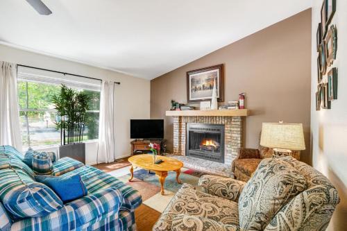 3BD Cheyenne Mountain Home w Hot Tub & Grill