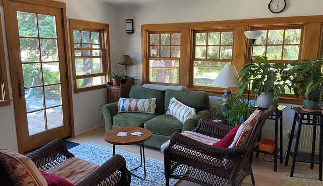 4bdrm 3ba Ski House sleeps 8 comfortably. On the Village Road to JHMR.
