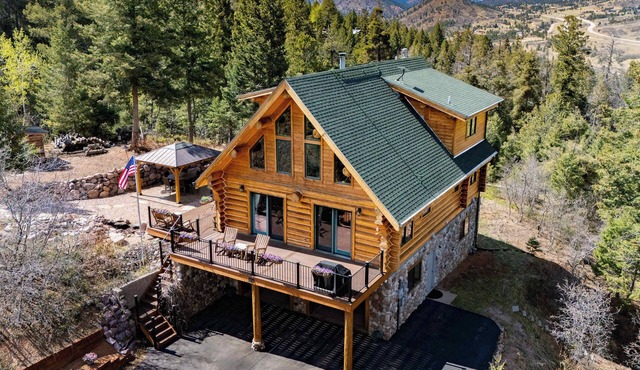 4BR Mountain Log Cabin w/Hot Tub,Loft,Deck Views