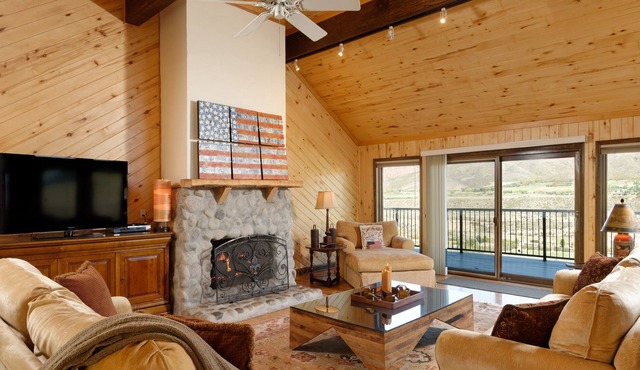4BR, Sleeps 8-10. Central to 4 Mountains