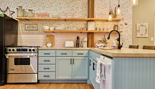 Adorable 3- Bedroom Country-Side retreat w/Hot Tub