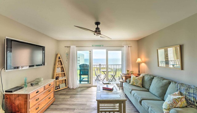 Airy Oceanfront Condo: Beach Views & Pool Access!