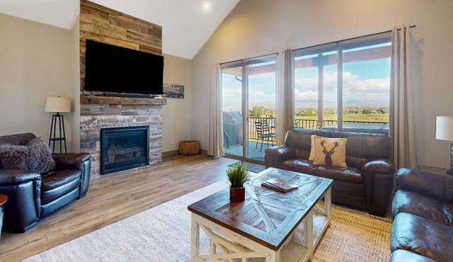 Amazing stay with mountain & golf views, hot tub & chef's kitchen - dog-friendly