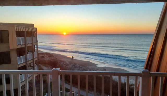 Arrr Place. Beachfront, 1 BR, pool & beach access. 2 Queens, 2 bunks