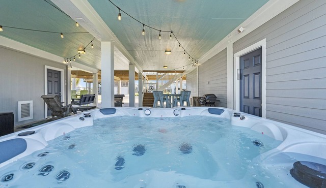 Beach Access, Lux, 6-Person Hot Tub, Pets, Decks, Screened Patio & Games