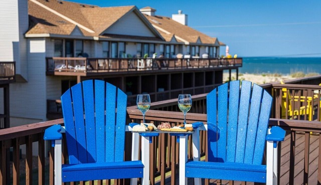 Beach Townhome w/Bonus Suite | Steps to Beach | Pool & Bikes