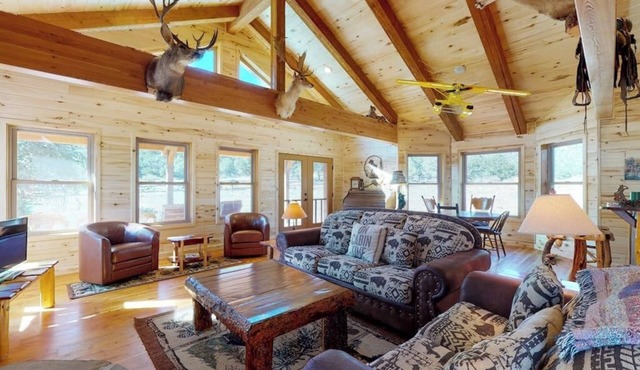 Beautiful mountainside home & bunkhouse w/barn, two full kitchens, & free WiFi