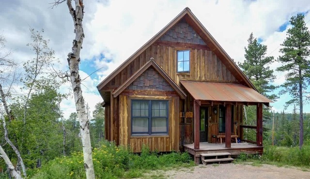 Big Pine Lodge – Rustic charm, hot tub, pet friendly, and room for 12 near Terry Peak!