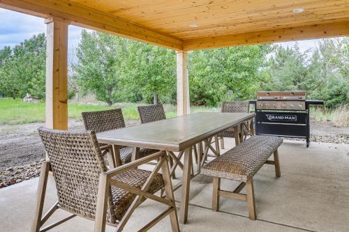Boat & Fish on Cow Creek! Brand-New Pierre Home