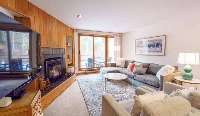 Bright Condo with Slopeside Views/Pool and Hot tub Access