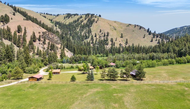 BroadAxe Lodge and 3 Cabins