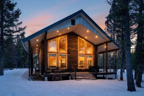 Cabin on The Rocks - Luxe Cabin with Hot Tub, Game Room, Frisbee Golf