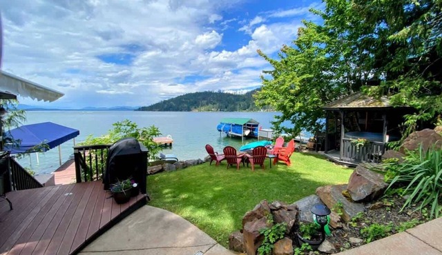 Cabin With Hot Tub And Private Dock in Bottle Bay