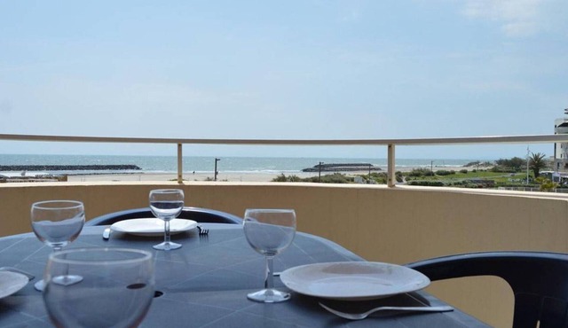 Cap d'Agde: 1-BR Apt with pool, parking, 50m from beach in Cap d'Agde