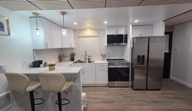Centrally located 1-bedroom apartment close to downtown Wifi AC washer/dryer