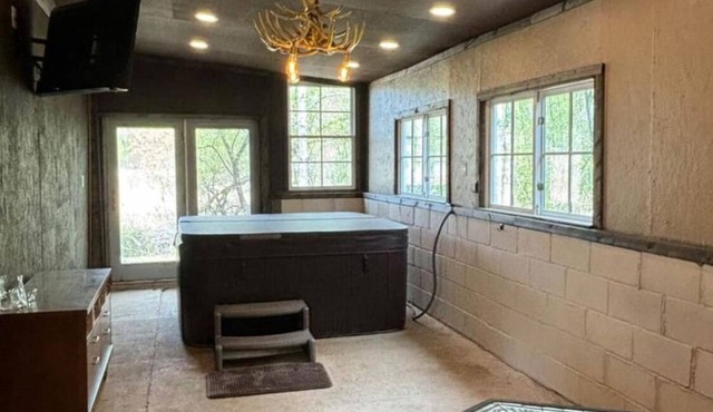 Charming 2-bed cabin one mile from public landing on Lake Pokegema w/Hot Tub
