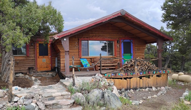 Charming 2-bedroom cabin in Crestone