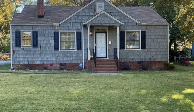 Charming 3-bedroom cottage centrally located to enjoy High Point.