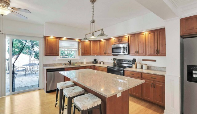 Charming 3-BR + Fenced Yard - Near Grandview
