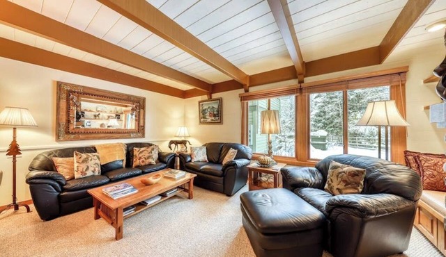 Charming condo w/full kitchen, washer/dryer - close to ski slopes
