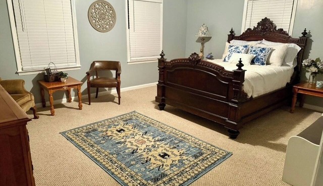 Charming, convenient, & affordable house near Flint. Sleeps 12 comfortably!