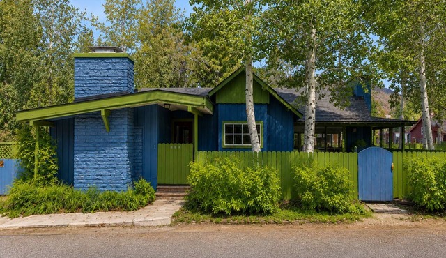 Charming Downtown Cottage | Patio & Prime Location